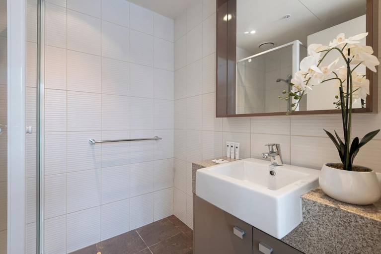 Bathroom 3, Gorgeous 3-Bed Apartment Near Flagstaff Gardens, Melbourne