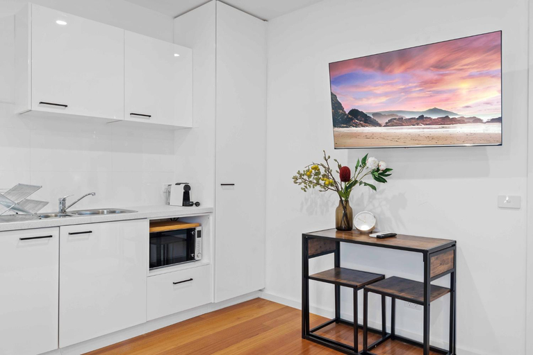 2, Stunning Studio Apartment Near Public Transport, Melbourne