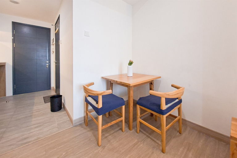 Living area, Wooden Tone Studio At At Collins Boulevard Apartment, Tangerang