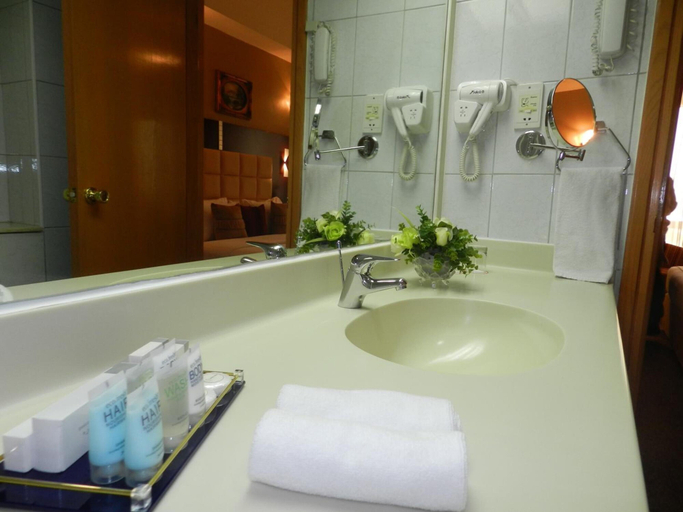 Bathroom 5, Sun & Sands Sea View Hotel, Dubai
