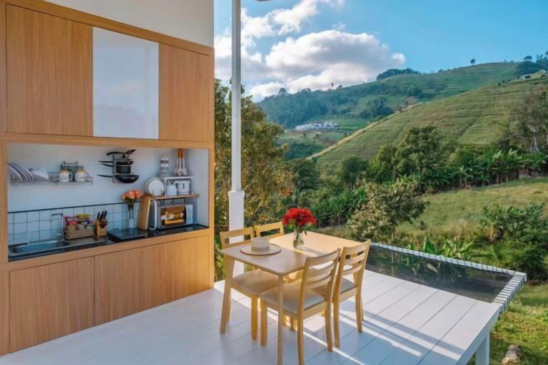 Outdoor dining, SkyView Monjam, Mae Rim