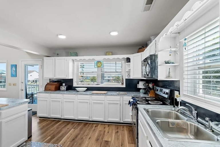 Private kitchen 2, Heaven's Anchor 3 Bedroom Home by RedAwning, Brunswick