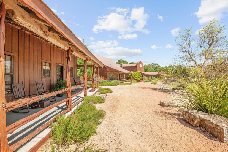 Exterior 5, Sistercreek Ranch - First Cabin 2 Bedroom Cabin, Kendall