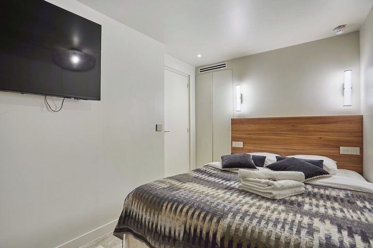 Room 2, Charming A/C Flat - Center of Paris - Le Marais, Paris