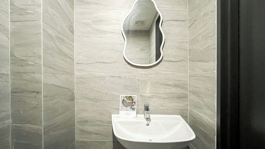 Bathroom 4, Restful And Modern Studio At Collins Boulevard Apartment, Tangerang