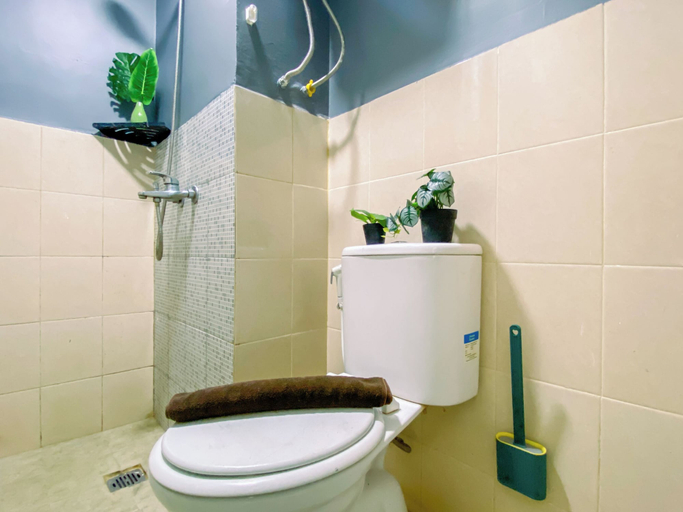 Bathroom 2, Good And Cozy Studio At Podomoro Golf View Apartment, Bogor