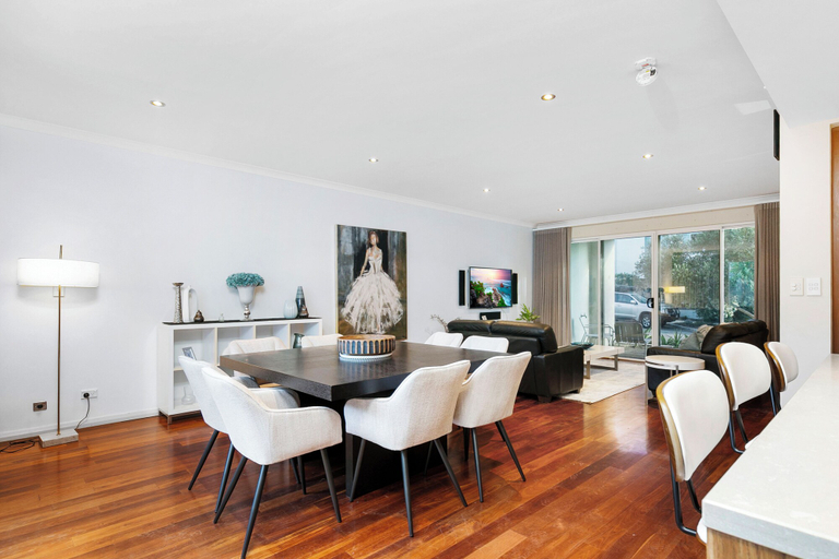 Room 2, Walk to Beach Coastal Home in Coogee, Fremantle