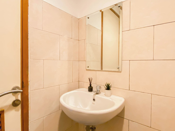 Bathroom 2, Basic Studio Apartment At Margonda Residence 1, Depok