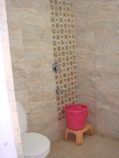 Bathroom 2, Hotel Golden Deluxe, Jaipur