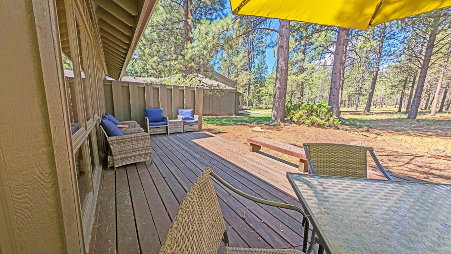 Outdoor dining 5, Grouse 4 4 Bedroom Home, Deschutes