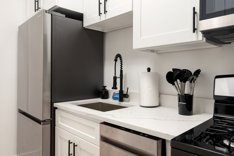 Room 3, Lakeview 6bed 4bath by Wrigley Field, Cook
