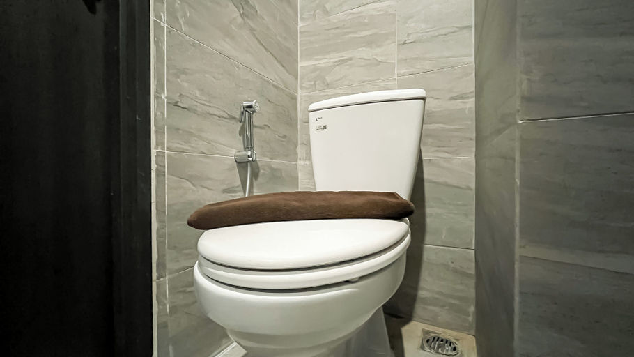 Bathroom 3, Restful And Modern Studio At Collins Boulevard Apartment, Tangerang