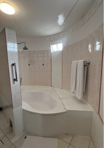 Bathroom 4, Tafaria Castle, Ndaragwa