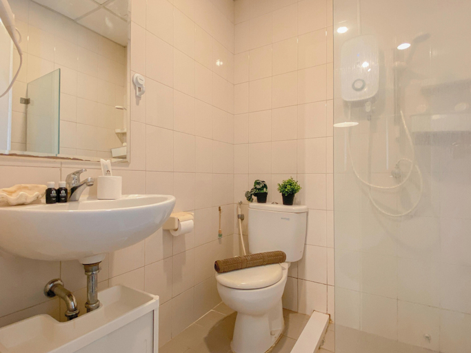 Bathroom 4, Spacious Studio At Signature Park Grande Apartment, Jakarta Timur