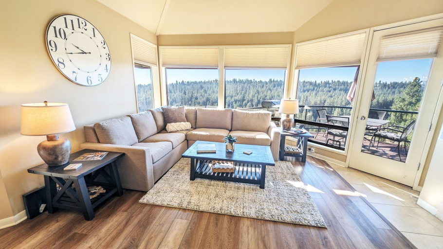 Living area 4, Mt Bachelor Village 424 3 Bedroom Condo, Deschutes