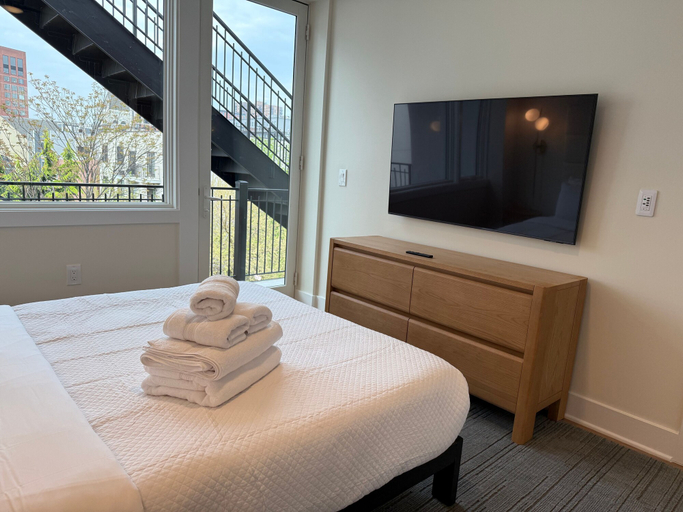 Room 3, Hoboken 3BR Queen Loft, Hudson