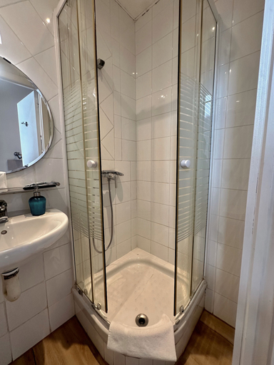 Bathroom 2, Casa Consell Gran Via Guest House, Barcelona