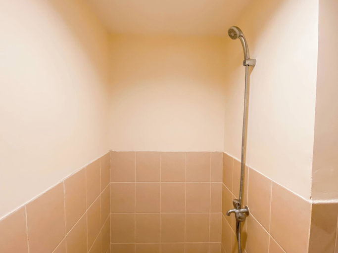 Bathroom 4, Standard 2Br At Podomoro Golf View Apartment, Bogor
