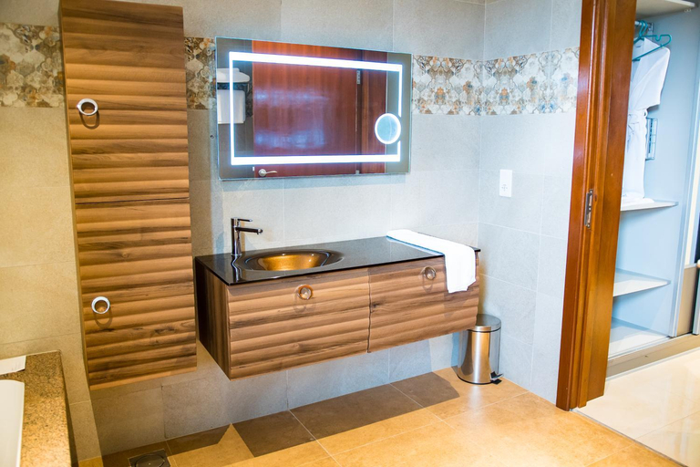 Bathroom 5, Lake Victoria Serena Golf Resort & Spa, Jinja
