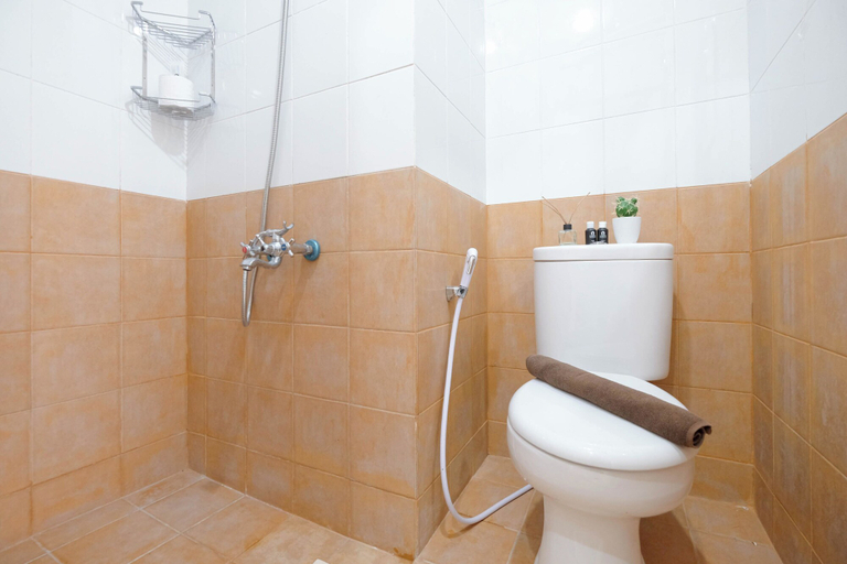 Bathroom 5, Soft And Strategic Studio At Green Pramuka City Apartment, Jakarta Pusat