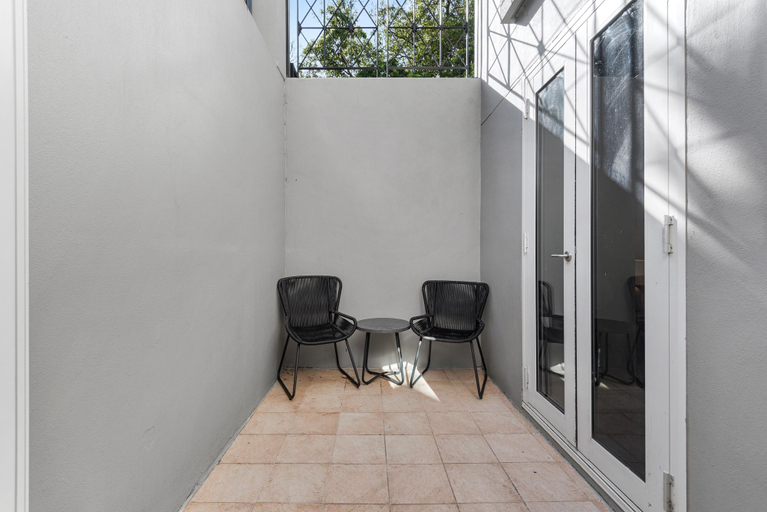 Exterior view, Chic 1-Bed Apartment Steps From Shopping Street, Melbourne