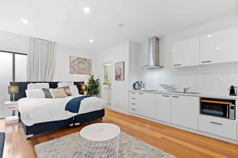 4, Stunning Studio Apartment Near Public Transport, Melbourne