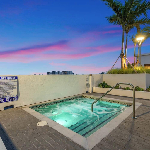 Outdoor spa tub, Landing Apartments - Pompano Beach, Broward