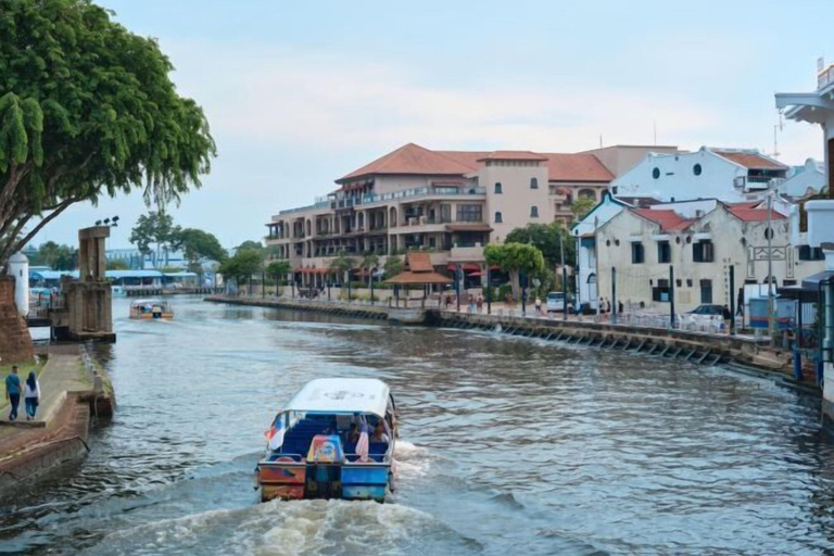 View from property 3, All-You-Need Room for 4 Walk & Drive Around to Tourist Hotspot Eden, Malacca City