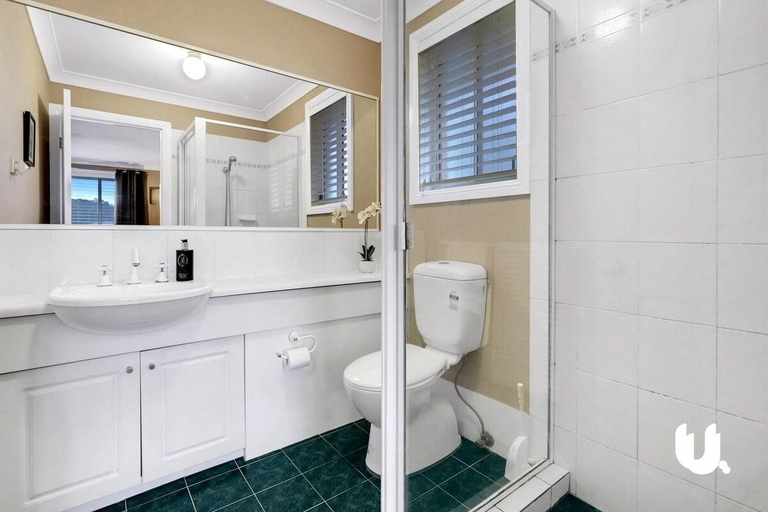 Bathroom 4, 6 Bedroom House in Glenmore Park Sleeps 15 Pool Near Blue Mountains, Penrith, Penrith - West