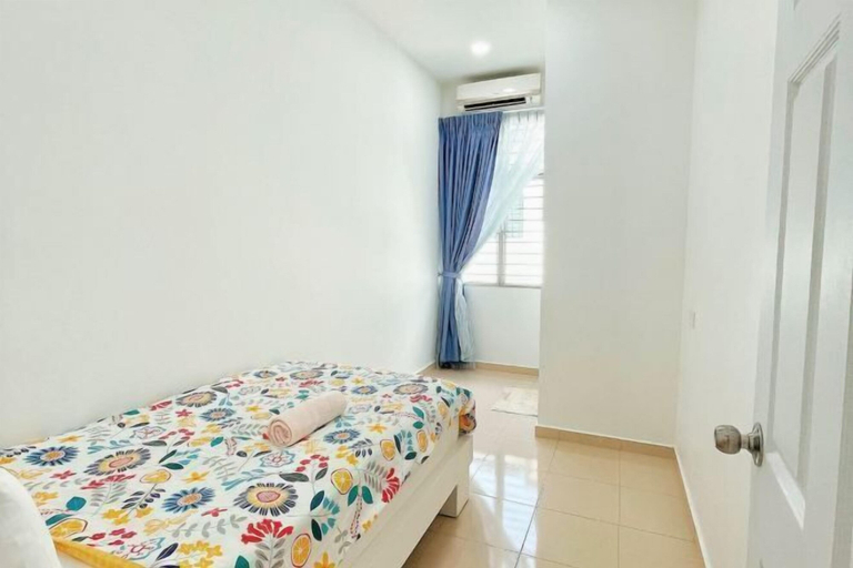 Room 4, 4BDR Double storey homestay Yong Peng, FreeParking, Batu Pahat