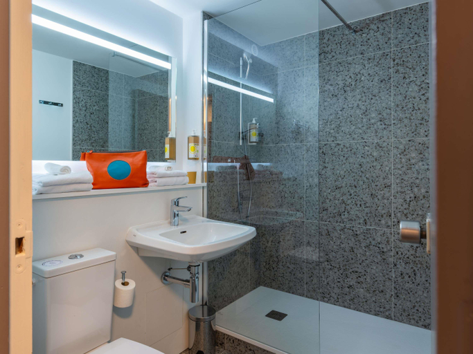 Bathroom 4, greet Hotel Chatellerault, Vienne