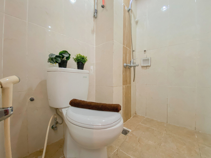 Bathroom 5, White Toned Studio At Apartment Taman Melati Margonda, Depok