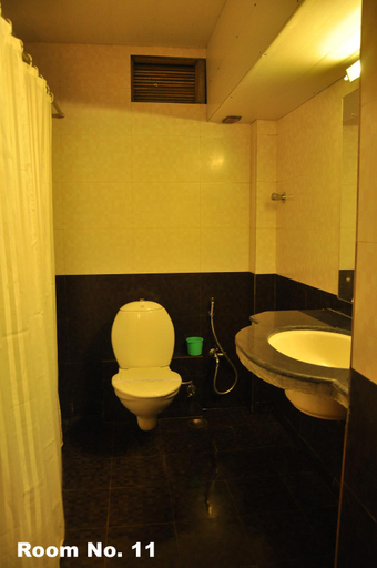 Bathroom 2, Hotel Golden Deluxe, Jaipur