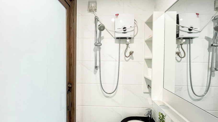 Bathroom 3, Homey Studio At Sky House Alam Sutera Apartment, Tangerang