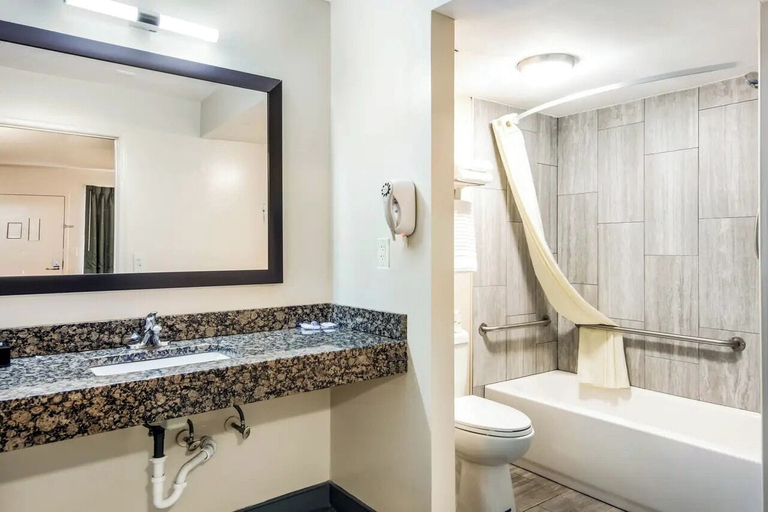 Bathroom 5, Brentwood Inn Richmond South, Chesterfield