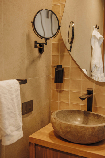Bathroom 2, Hotel Maró, Cardenal Caro