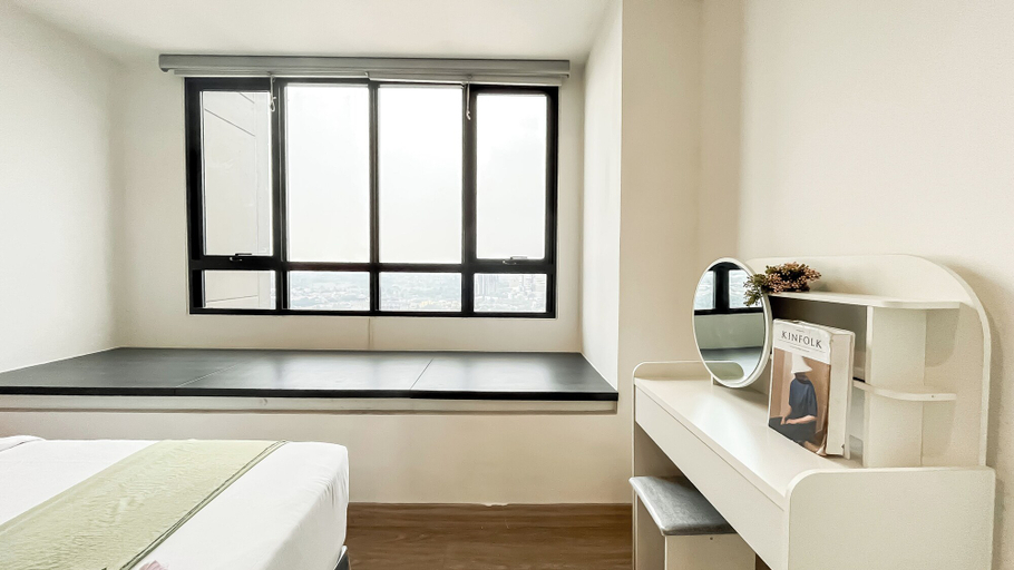 Room 3, Basic Brown Accent 1Br Apartment Collins Boulevard, Tangerang