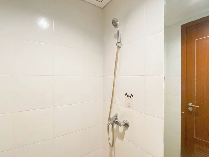 Bathroom 5, Chic 1Br Apartment At Vittoria Residence, West Jakarta