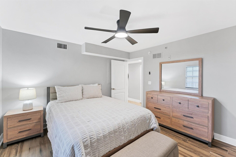 Room 5, Spacious Beachfront 3br Manasota Key Condo 3 Bedroom Condo, Charlotte