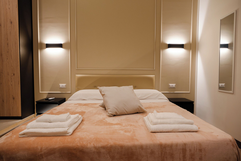 Room 4, l'abbraccio di Maria, Napoli