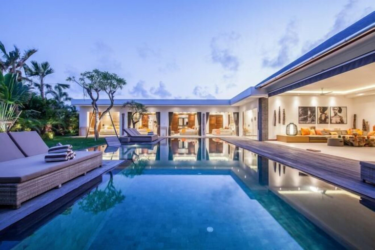 Room 4, VILLA 15 · Stunning 6 BR Villa 400m to Beach, Badung