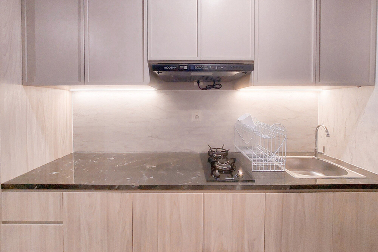 Private kitchen, Cozy Living 1Br At Collins Boulevard Apartment, Tangerang