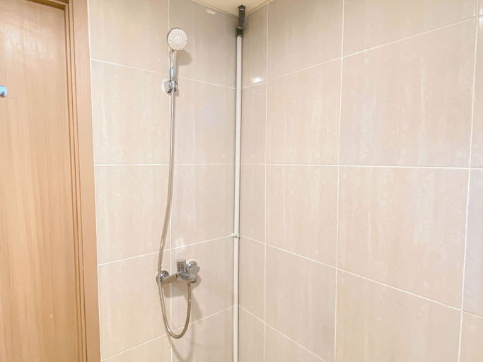 Bathroom 4, Warm Neutral 2Br At Meikarta Apartment, Cikarang
