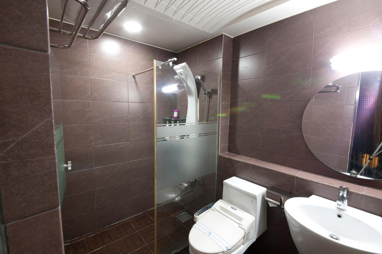 Bathroom 2, Busan Seomyeon Chowon Hotel, Busanjin