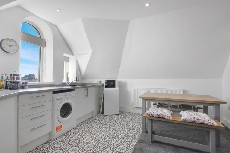 Private kitchen 4, Cardiff City Base Modern 2-bed Apartment, Cardiff
