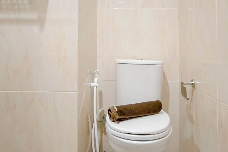 Bathroom 2, Basic Studio Apartment At Tamansari Skylounge Makassar, Makassar