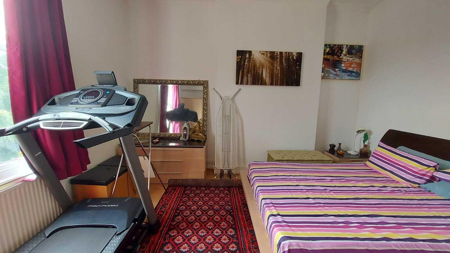 Bedroom 2, Extra Large One Bedroom Flat with Parking, London