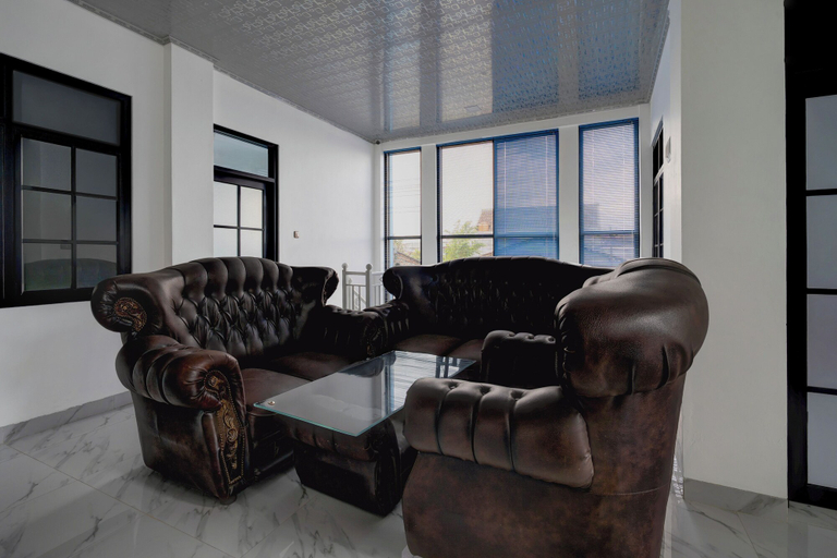 Lobby sitting area 4, Hotel O 94843 Syariah Hj. Lilis Sukabumi, Sukabumi