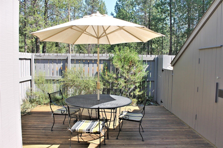 Outdoor dining 4, Meadow House 58 2 Bedroom Home, Deschutes