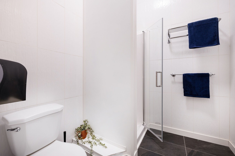 Shared bathroom 2, The Guesthouse Vancouver Downtown, Greater Vancouver